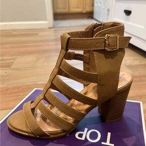 Beige strap top moda heels